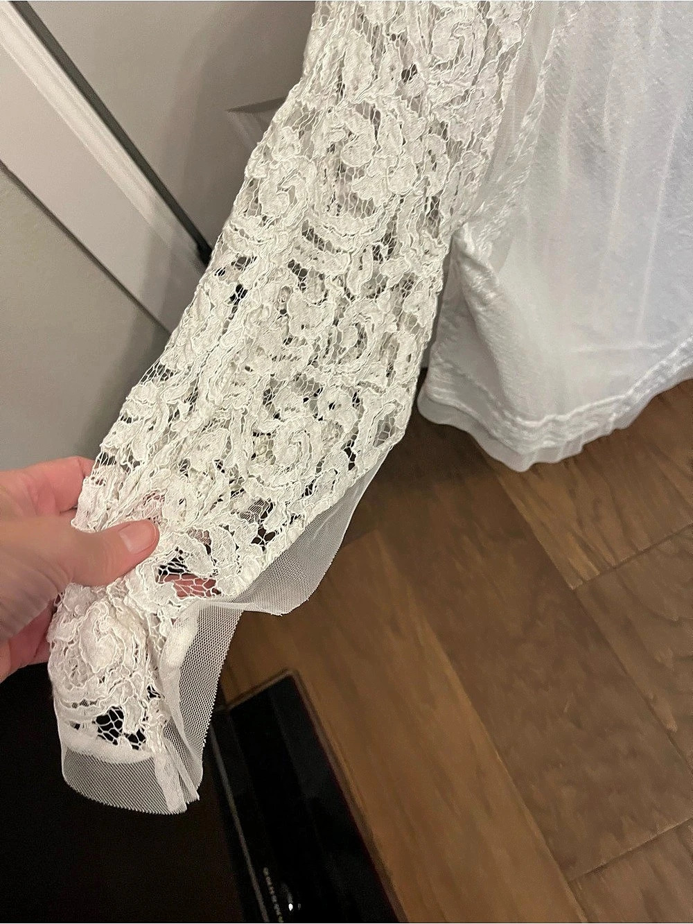 BCBGMAXAZRIA Floral Lace Sleeve Blouse in White Size Medium